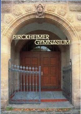 Pirckheimer-Gymnasium Eingang.jpg